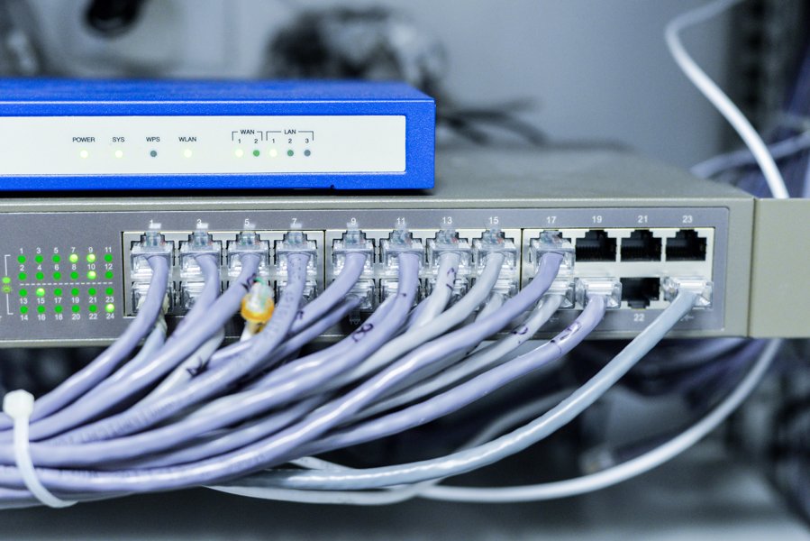 serveur avec cables réseaux